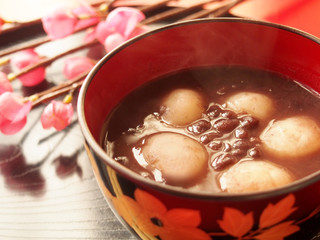 湯気立ち上る白玉ぜんざい