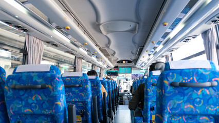 観光バスの車内 © pouse