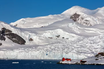 Foto auf Acrylglas Brown Research Station - Paradise Bay - Antarctica © mrallen