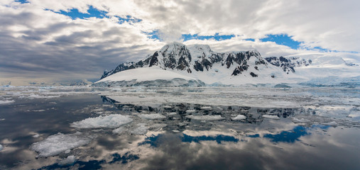 Fototapeta na wymiar Pleneau Bay in the Lamaire Channel - Antarctica