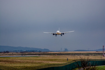 Fototapeta na wymiar Boeing 777 de atterissant à l'aéroport de Roissy-CDG