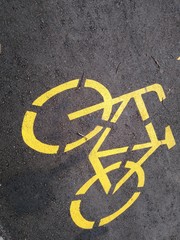bicycle sign on asphalt yellow / signe routier vélo jaune sur l'asphalte
