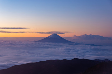 早朝の雲海に浮かぶ富士山