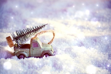 Weihnachten und Winter Hintergrund - Miniatur Auto transportiert Tannenbaum
