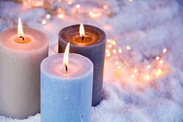 Weihnachtsdekoration mit drei brennenden Kerzen im Schnee - Adventskerzen - dritter Advent
