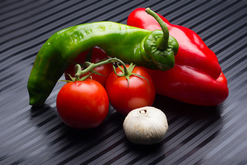 Frutas y verduras, Pimiento rojo, pimiento verde, tomates, ajos