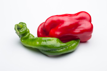 Pimineto rojo y pimiento verde, maduro se puede comer crudo en ensaladas o bien se puede cocinar,...