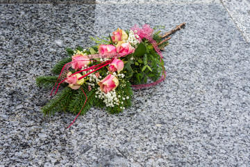 Liegender Rosenstrau&szlig; auf Granitplatte