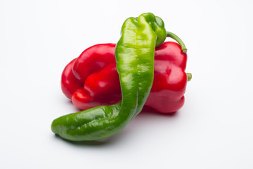 Pimineto rojo y pimiento verde, maduro se puede comer crudo en ensaladas o bien se puede cocinar, rellenar