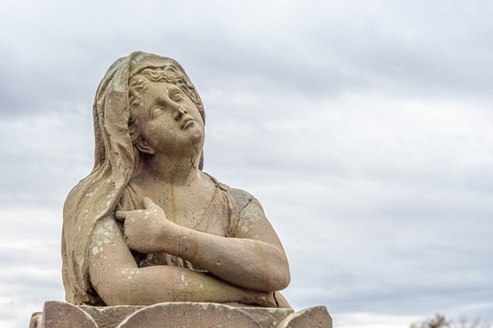 Zum Himmel schauende Frauenskulptur, Friedhof Memmelsdorf bei Bamberg