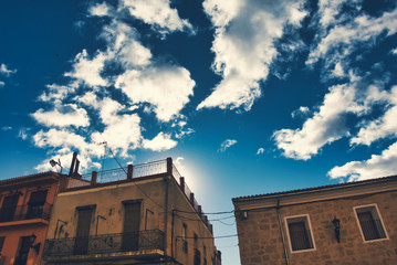 Fototapeta na wymiar Cielo nuboso sobre pueblo de Montesa