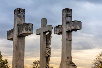 Kreuzigungsgruppe vor Abendhimmel am Friedhof Memmelsdorf bei Bamberg