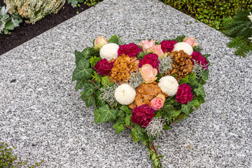 Herzförmiges buntes Blumenbouquet auf Granitplatte