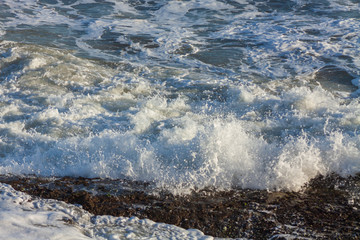 Ondas do mar e rochas na praia do litoral paulista