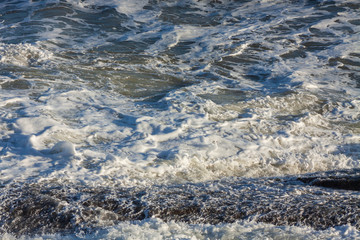Ondas do mar e rochas na praia do litoral paulista
