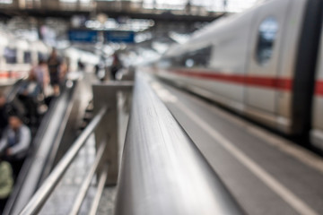 Bahnsteig , Gleis am Bahnhof, Fahrgäste unscharf