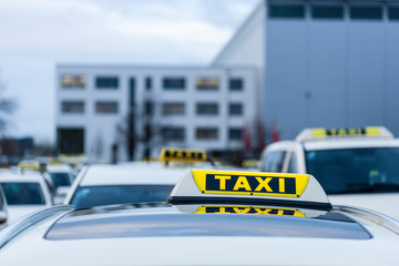 Taxischild auf Autodach