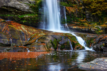 Fototapeta na wymiar Waterfall and autumn landscape