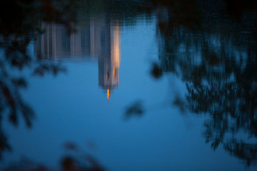 Catedral de Gerona (Catedral de Girona) reflejada en el río Ter