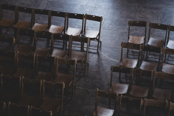 Leere Stuhlreihen in einem Saal 