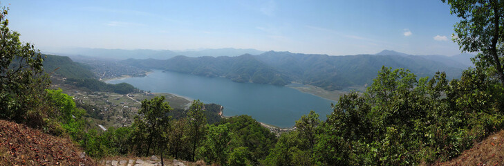 Panorama mit See, Bergen und Wald