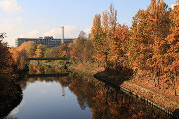 Fototapeta na wymiar Herbst in Berlin; Teltowkanal in Steglitz