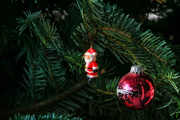 Weihnachtsmann und Kugel