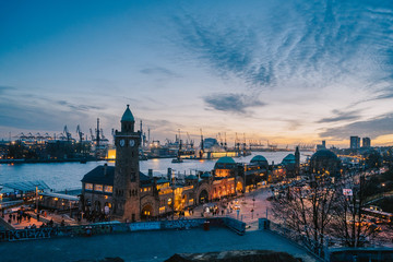 Fototapeta na wymiar Hamburg Hafen Landungsbrücken Sonnenuntergang