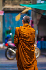 Mönch in traditionellem Gewand in Thailand