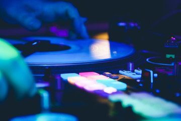 Obraz premium DJ playing music at the club on vinyl players, selective focus, DJ hands