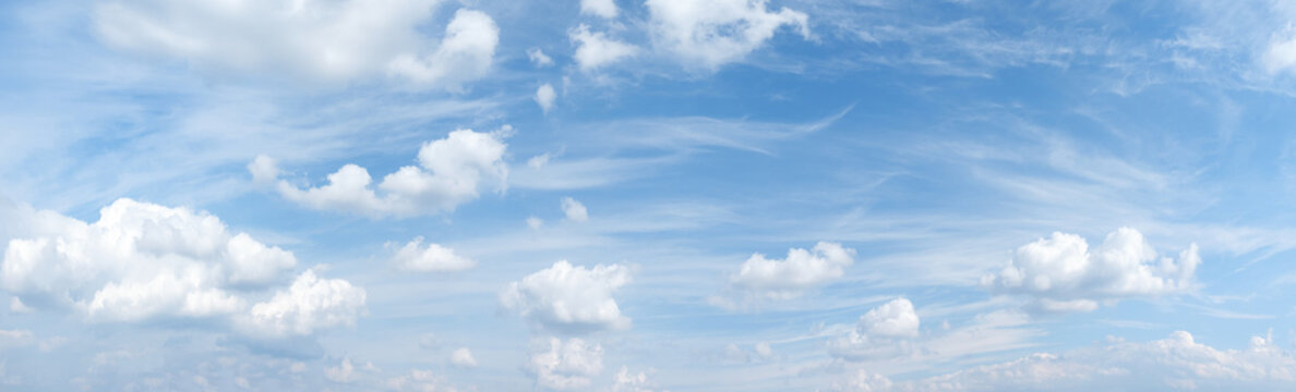 Hellblauer Himmel mit schöner romantischer Wolkenlandschaft - Panorama