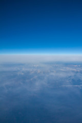 Fototapeta na wymiar Wolkendecke und Gebirge von oben
