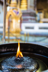 Naklejka premium Flamme in einem Tempel