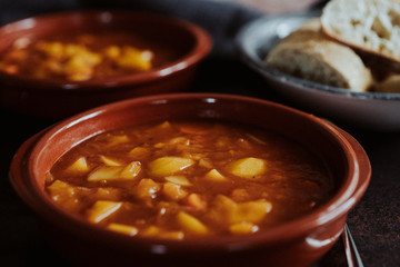 Kartoffelgulasch vegetarisch auf dunklem Hintergrund, moody, dunkel, Winteressen, Eintopf