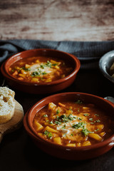 Kartoffelgulasch vegetarisch auf dunklem Hintergrund, moody, dunkel, Winteressen, Eintopf