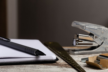 Oggetti su scrivania d'ufficio