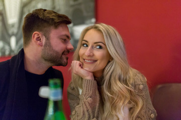 Verliebtes Pärchen kuschelt
