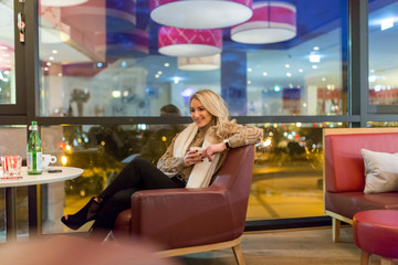 Frau trinkt cafe im Restaurant