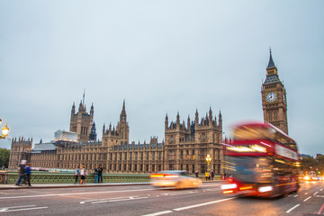 Naklejka na ściany i meble London Big Ben und Parlament mit rotem Bus