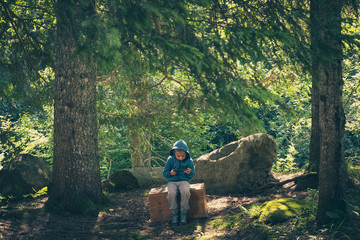 child plays with smartphone