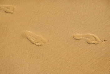 Huellas en la arena de la playa