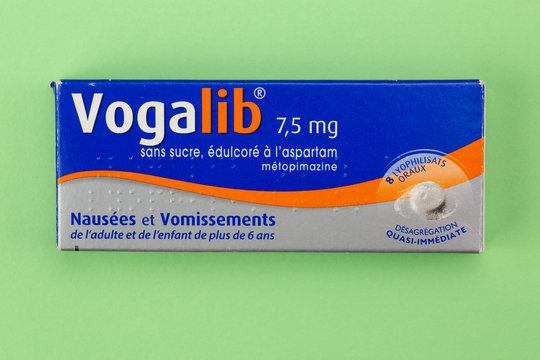 Vogalib box 7,5mg holding with green background