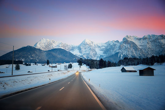 Unterwegs von Garmisch nach Mittenwald, romantische Abendstimmung und Winterlandschaft