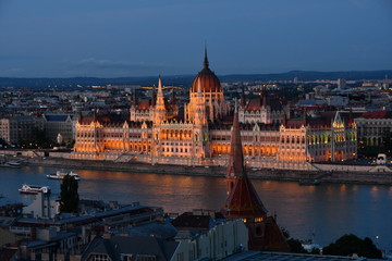 Fototapeta na wymiar Coucher de soleil sur le parlement Hongrois à Budapest