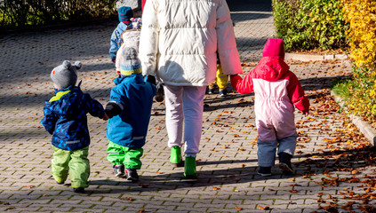 Fototapeta Kindergarten Erzieherin mit kleinen Kindern obraz