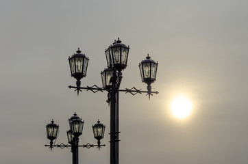 Obraz premium A lamppost with five lamps.