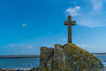 F, Bretagne, Finistère, Kreuz, Steinmeer in den Felsen vor Brignogan-Plage