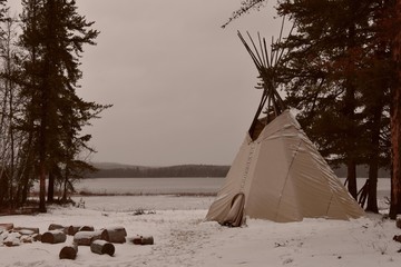 Tipi amérindien dans une forêt du Québec, Canada © Gilles Rivest