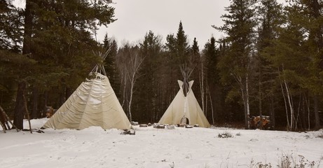Tipi amérindien dans une forêt du Québec, Canada © Gilles Rivest