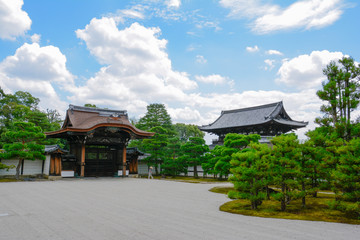 Fototapeta na wymiar Templo budista con jardín